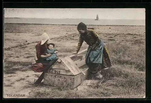 AK Volendam, Zwei Frauen arbeiten am Strand in niederländischer Tracht