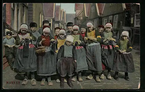 AK Kinder posieren bei der Handarbeit in niederländischer Tracht