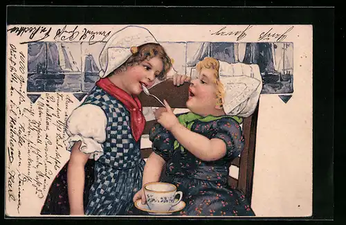Präge-AK Zwei Kinder mit Tasse in niederländischer Tracht