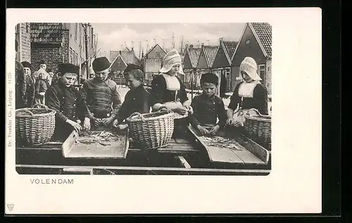 AK Kinder auf dem Fischmarkt in niederländischer Tracht