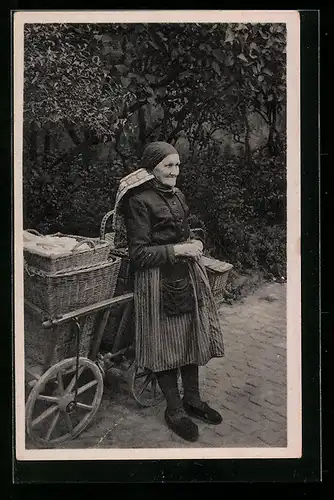 AK Alte Frau lehnt am Karren in thüringischer Tracht