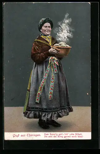AK Frau mit dampfenden Klössen in thüringischer Tracht
