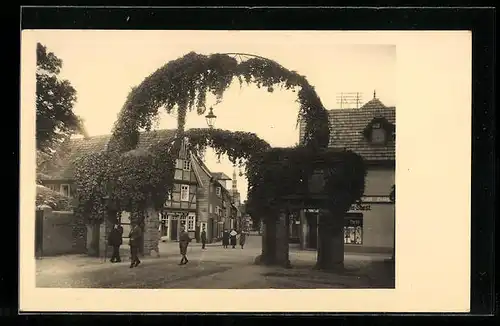 AK Soest, Stadttor mit Passanten