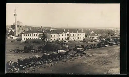 AK Skopje, Blick auf grosses Gebäude mit Karren
