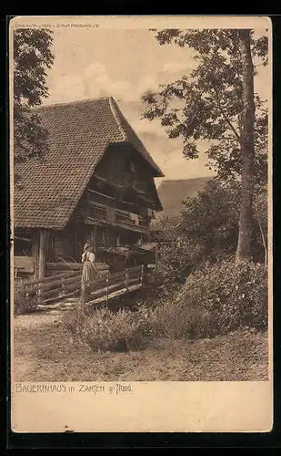 AK Zarten b. Frbg., Bauernhaus mit Frau in Tracht