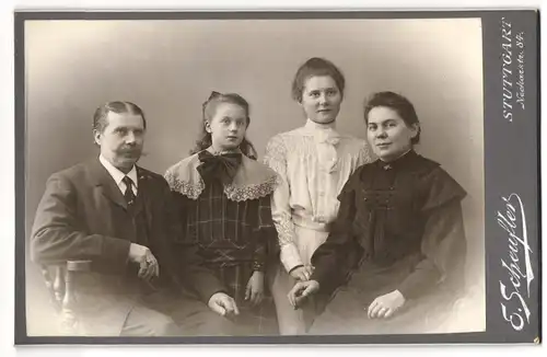 Fotografie Ernst Scheufler, Stuttgart, Neckarstr. 84, Bürgerliches Paar mit zwei jungen Mädchen