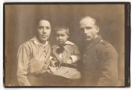 Fotografie Julius Palm, Tangermünde, Albrecht- Ecke Friedrichstrasse, Soldat in Uniform mit Frau und Kind