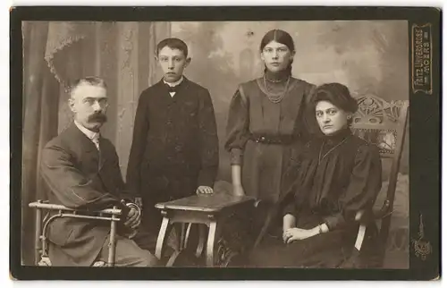 Fotografie Fritz Unverdross, Moers, Hombergerstr. 10, Bürgerliches Paar mit zwei Kindern