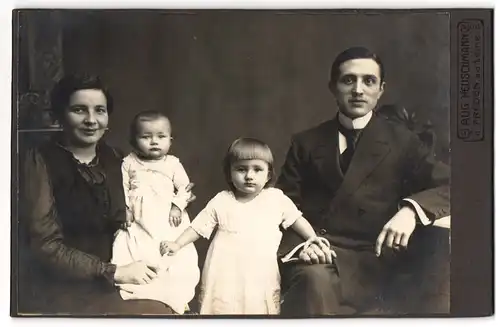 Fotografie Aug. Heuschmann, Freden a. d. Leine, Bürgerliches Paar mit einem Mädchen und Kleinkind