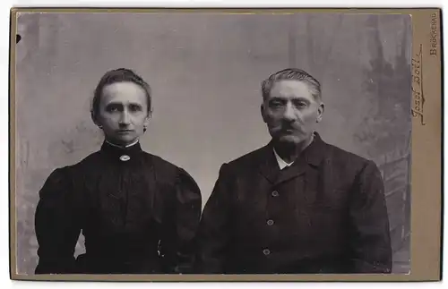 Fotografie Josef Bott, Brückenau, Älteres Paar in zeitgenössischer Kleidung