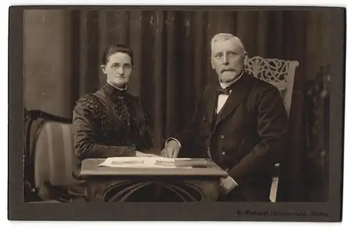 Fotografie H. Mohaupt, Emden, Grosse Brückstr. 74, Älteres Paar mit Zeitung am Tisch