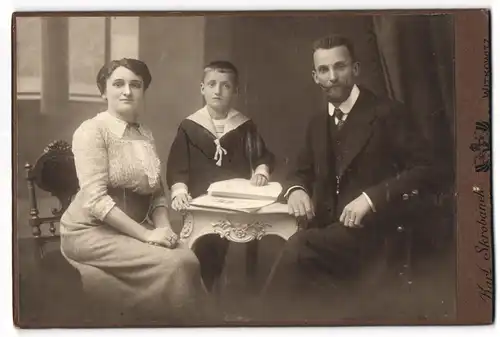 Fotografie Karl Skrobanek, Witkowitz, Marienstr. 522, Eelgantes Paar mit Jungen am Tisch