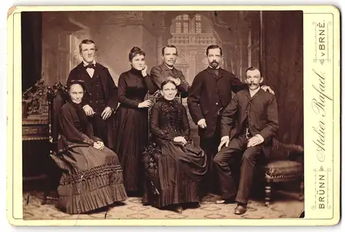 Fotografie Atelier Rafael, Brünn, Rudolfsgasse 26, Bürgerliche Familie in zeitgenössischer Kleidung