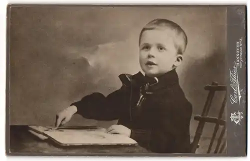 Fotografie Carl Thies, Hannover, Höltystr. 13, Junge in modischer Kleidung mit einem Buch