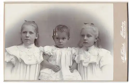 Fotografie M. Frölich, Flensburg, Norderhofenden 9, Drei Mädchen in weissen Kleidern