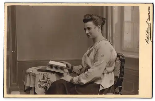 Fotografie Otto Strauch, Zehdenick, Am Markt 1, Junge Frau in modischer Kleidung mit Buch