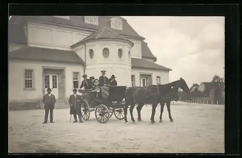 Foto-AK Gesellschaft in Pferdekutsche vor einem Landsitz