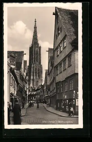 AK Ulm /Donau, Strasse Walfischgasse mit Geschäft und Kirche
