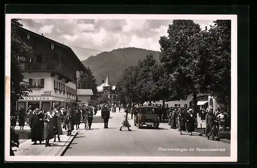 AK Oberammergau, Ortspartie im Passionsbetrieb