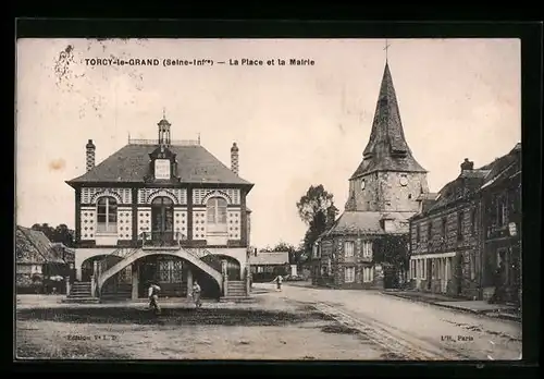 AK Torcy-le-Grand, La Place et la Mairie