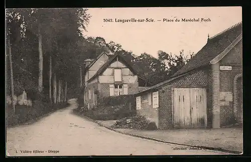 AK Longueville-sur-Scie, Place du Marechal Foch