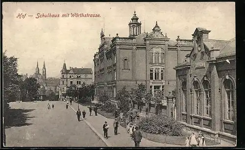 AK Hof, Schulhaus mit Wörthstrasse und Passanten