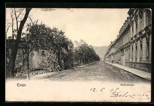 AK Trier, Partie in der Kaiserstrasse mit altem Flachgebäude