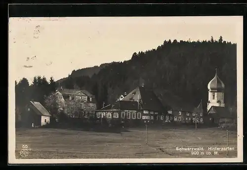 AK Hinterzarten /Schwarzw., Ortspartie mit Gasthof Adler und Kirche