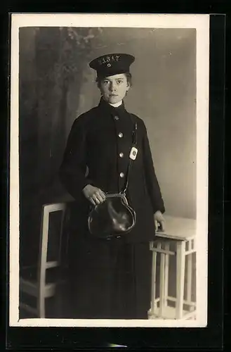 Foto-AK Strassenbahn-Schaffnerin in Dienstkleidung