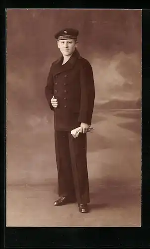Foto-AK Junger Mann mit Matrosenmütze