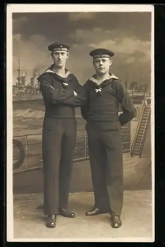 Foto-AK Matrosen in Uniform, Mützenband der Torpedo-Division