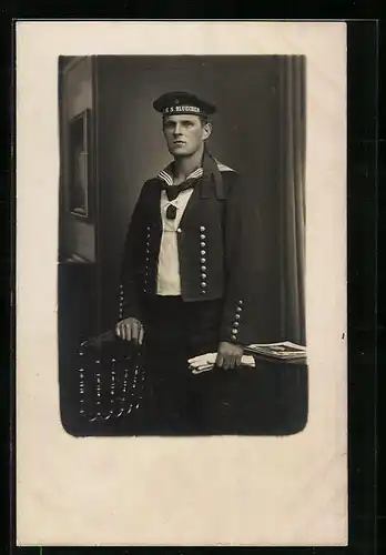 Foto-AK Matrose in Uniform, Mützenband SMS Bluecher