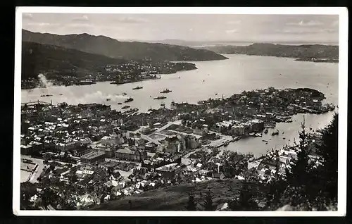 AK Bergen, Ortsansicht mit Fernblick aus der Vogelschau