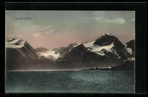 AK Lyngenfjord, Ortsansicht mit Bergpanorama