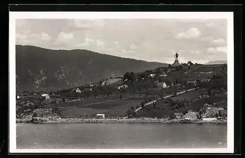 AK Vangsnes, Vangsnes med Frithjofstatuen