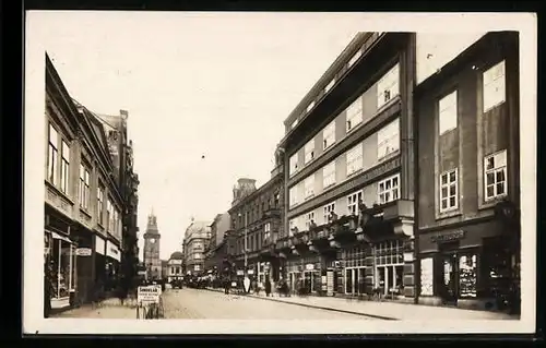 AK Pardubice, Strassenpartie mit Geschäften