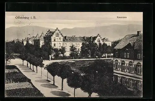 AK Offenburg i. B., Strassenpartie mit Kasernen
