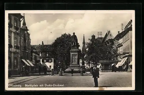 AK Offenburg, Marktplatz m. Blick z. Drake-Denkmal