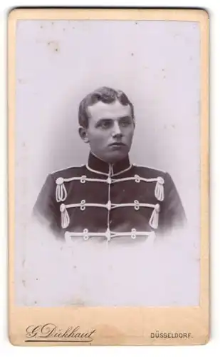 Fotografie G. Dickhaut, Düsseldorf, Friedrichsstrasse 46, Junger Husar in Uniform