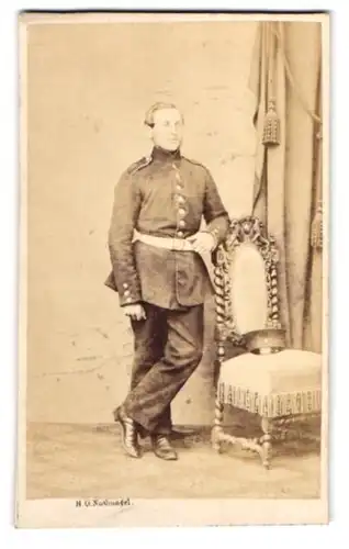 Fotografie H.G. Nothnagel, Altona, Königstrasse 117, Einjährig-Freiwilliger Soldat in Uniform
