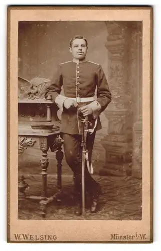 Fotografie W. Welsing, Münster i. W., Bergstrasse 4, Soldat mit Säbel und Portepee in Uniform