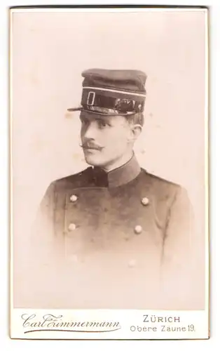 Fotografie Carl Zimmermann, Zürich, Obere Zäune 19, Soldat mit Schirmmütze in Uniform