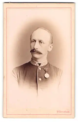 Fotografie F. Dvorak, Pilsen, Ende Pragergasse 57, Gestandender Soldat mit Orden in Uniform