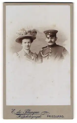 Fotografie E. de Planque, Friedland, Soldat mit Schützenschnur in Uniform nebst Gattin