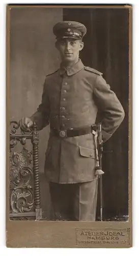 Fotografie Atelier Ideal, Hamburg, Eimbütteler Chaussee 103, Soldat mit Bajonett und Portepee in Uniform, IR 216