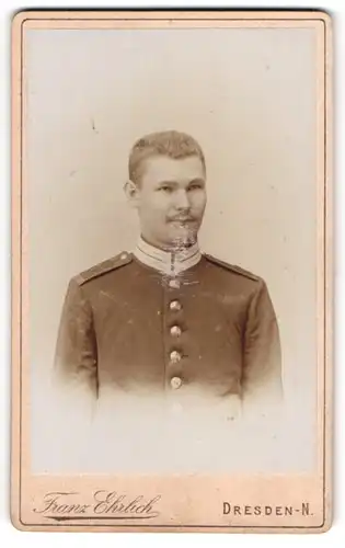 Fotografie Franz Ehrlich, Dresden-N., Königsbrücker-Strasse 105, Junger Gardesoldat in Uniform