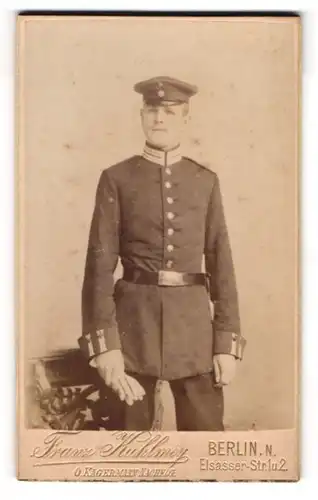 Fotografie Franz Kuhlmey, Berlin, Elsasser-Strasse 1 u. 2, Schlaksiger Gardesoldat in Uniform mit Schirmmütze