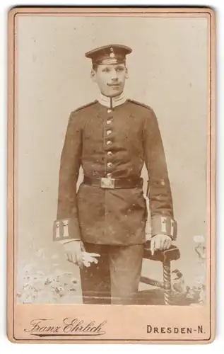 Fotografie Franz Ehrlich, Dresden-N., Königsbrücker-Strasse 105, Gardesoldat mit Bajonett und Portepee in Uniform