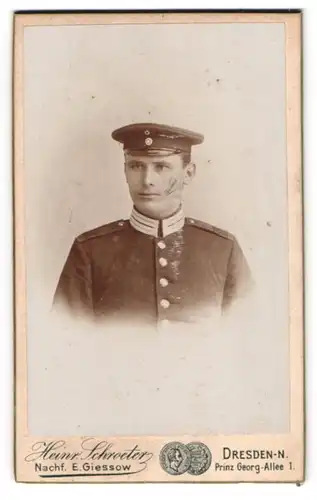 Fotografie Heinr. Schroeter, Dresden-N., Prinz Georg-Allee 1, Junger Gardesoldat in Uniform mit Schirmmütze