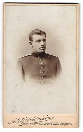 Fotografie Adolf Schindeler, München, Zweigstrasse 10, Soldat des IR 1 in Uniform